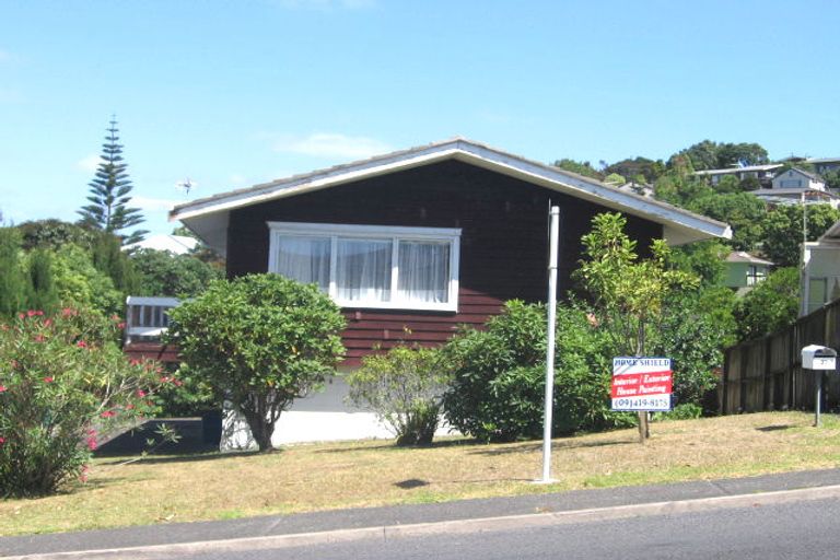 Photo of property in 37 Easton Park Parade, Glenfield, Auckland, 0629