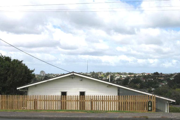Photo of property in 2/27-31 Target Road, Totara Vale, Auckland, 0629