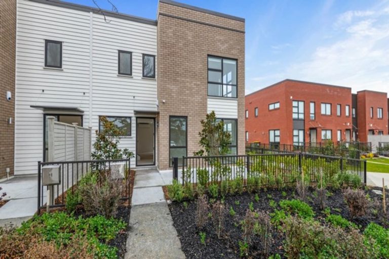 Photo of property in 16 Pepene Avenue, Takanini, 2112