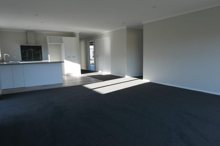Photo of property in 32 Koru Loop, Paraparaumu, 5032