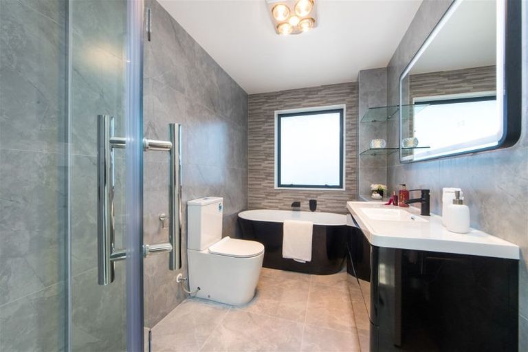 Photo of property in 7a Woodhouse Place, West Harbour, Auckland, 0618