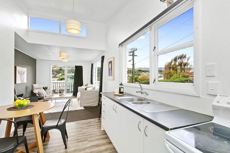 Photo of property in 6c Rewa Terrace, Tawa, Wellington, 5028