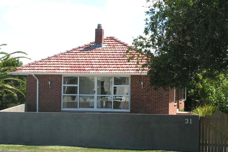 Photo of property in 1/31 Fairfax Avenue, Northcote, Auckland, 0627