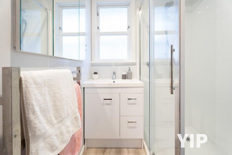 Photo of property in 43 Catherine Crescent, Paparangi, Wellington, 6037