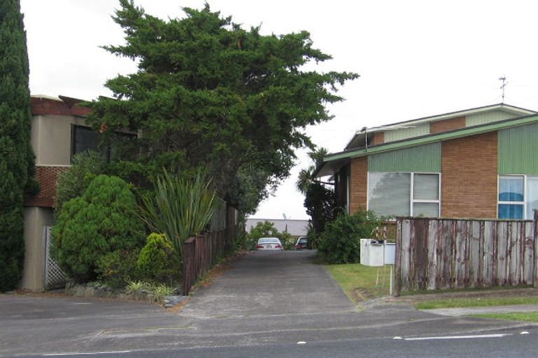 Photo of property in 2/104 East Coast Road, Forrest Hill, Auckland, 0620