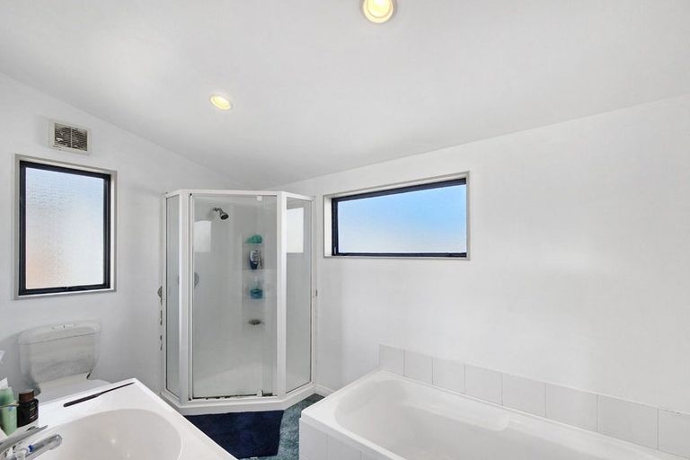 Photo of property in 82a Stewart Drive, Newlands, Wellington, 6037