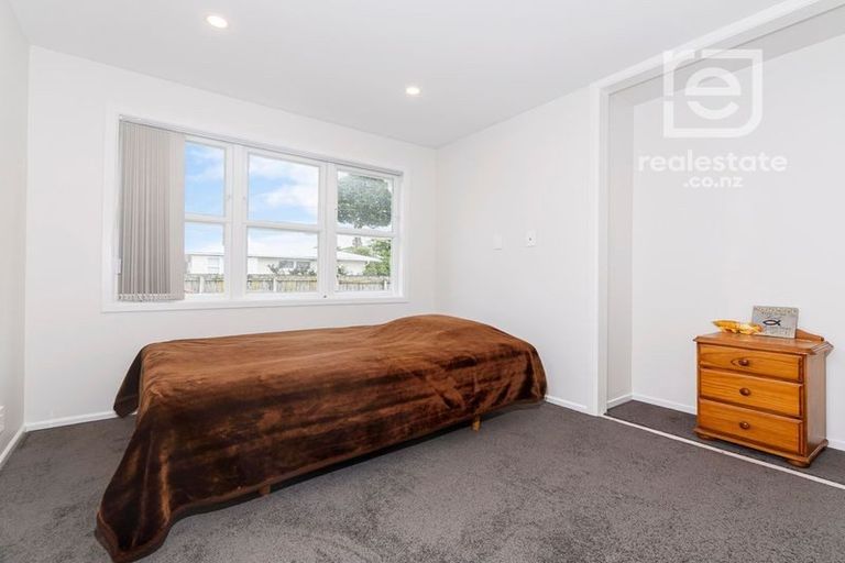 Photo of property in 11 Ingleby Place, Kelston, Auckland, 0602