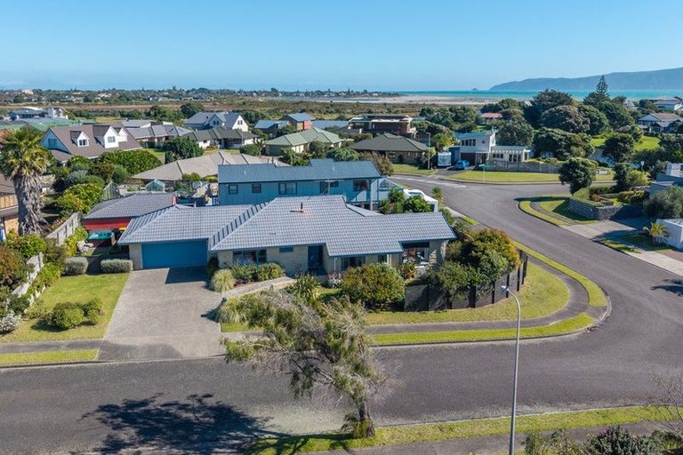 Photo of property in 4 Te Ropata Place, Waikanae Beach, Waikanae, 5036