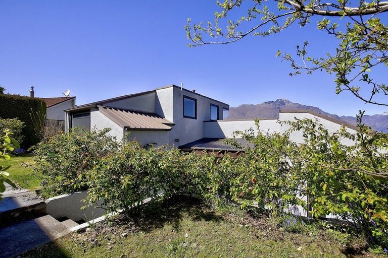Photo of property in 92 Wynyard Crescent, Fernhill, Queenstown, 9300