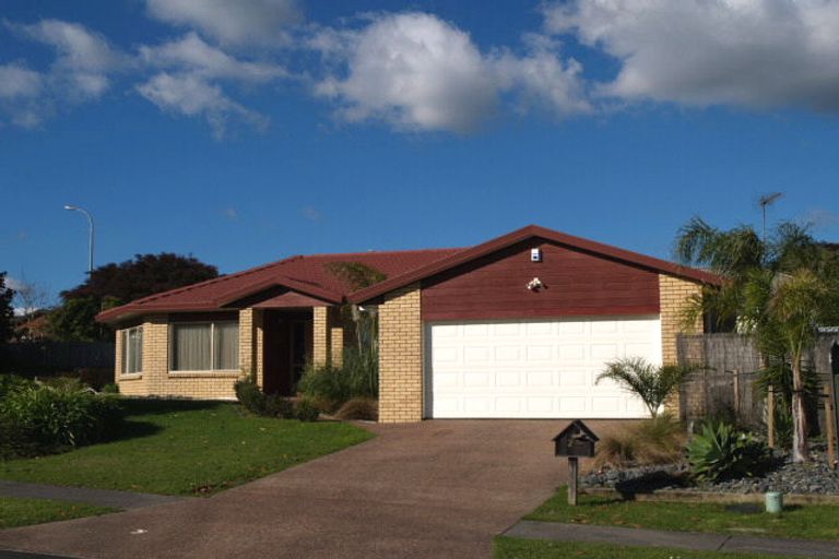 Photo of property in 2 Jan Higgins Place, Golflands, Auckland, 2013