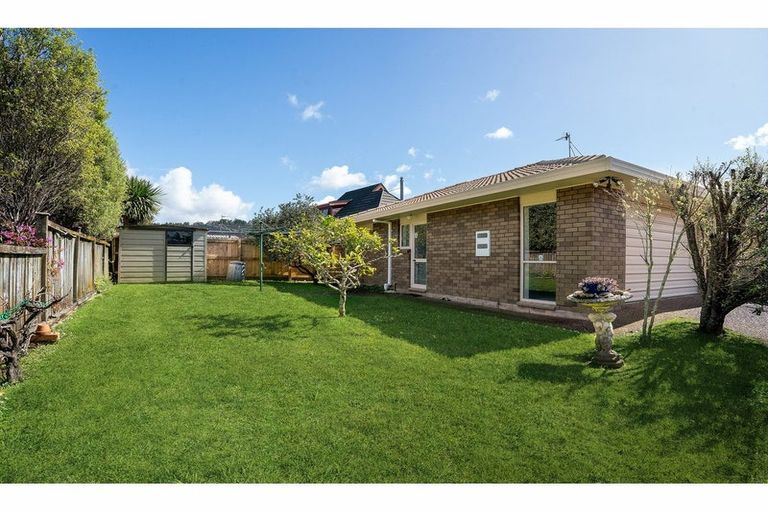 Photo of property in 29 Taupiko Place, Green Bay, Auckland, 0604