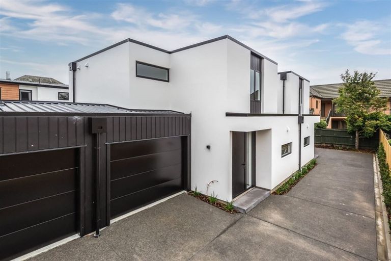 Photo of property in 2/10 Bishop Street, Green Bay, Auckland, 0604
