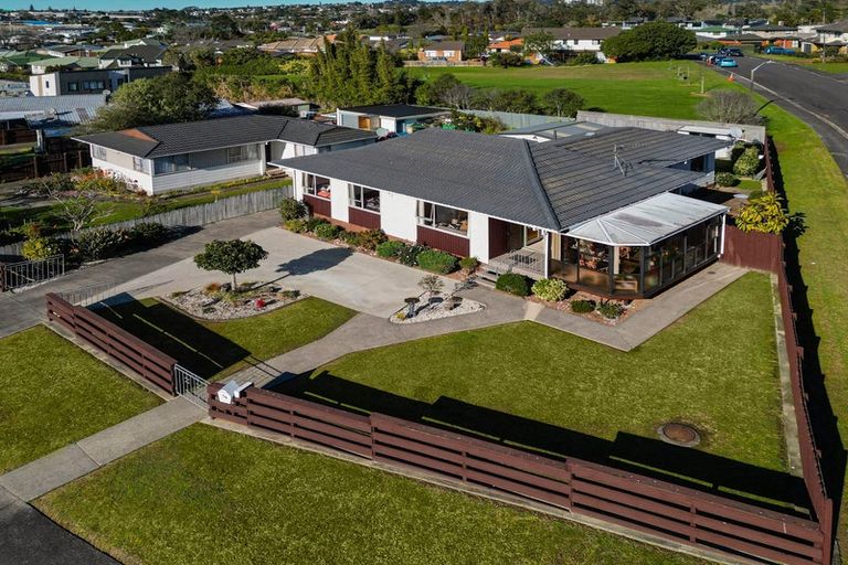 Photo of property in 56 Rosewarne Crescent, Glendene, Auckland, 0602