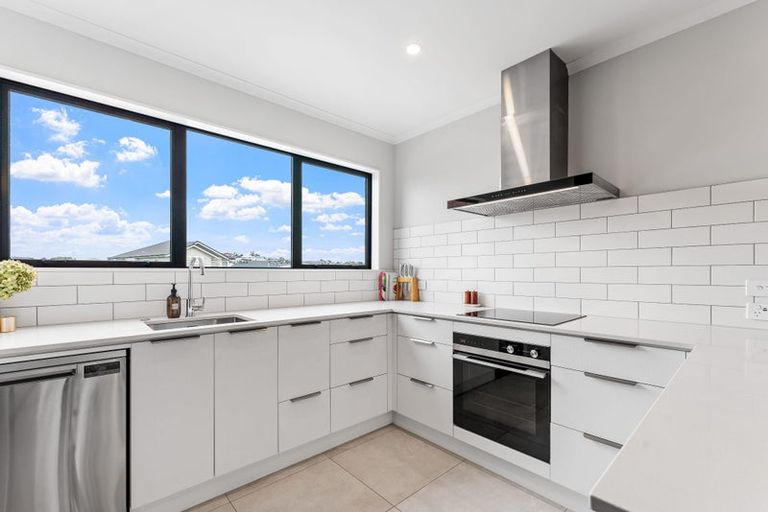 Photo of property in 30a Kukuwai Avenue, Red Beach, 0932