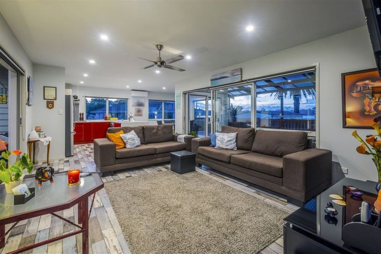 Photo of property in 3 Karaka Road, Kawakawa Bay, Papakura, 2585