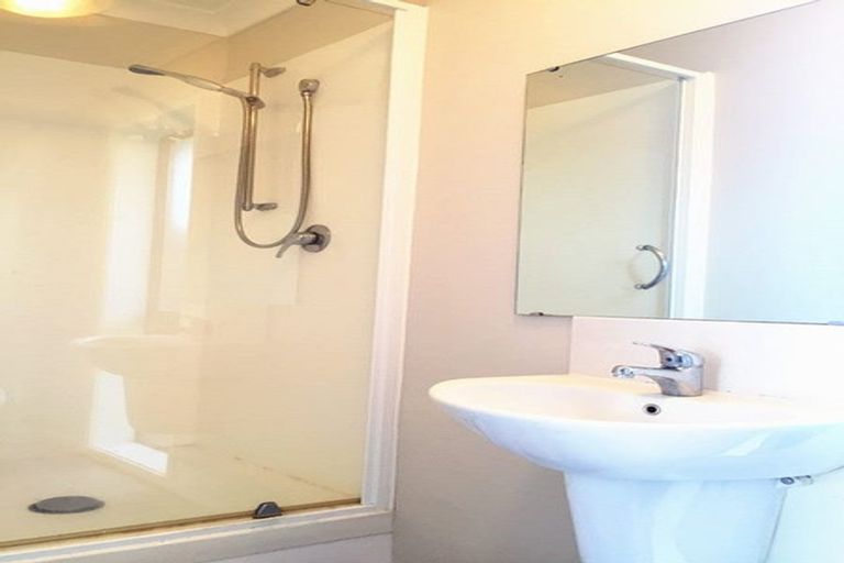 Photo of property in 24 Jillteresa Crescent, Half Moon Bay, Auckland, 2012