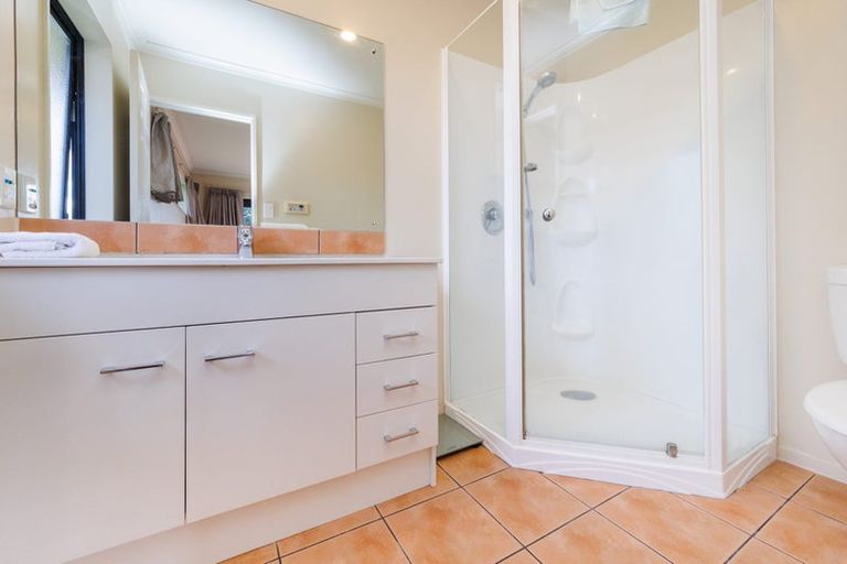 Photo of property in 16 Sycamore Crescent, Fitzherbert, Palmerston North, 4410