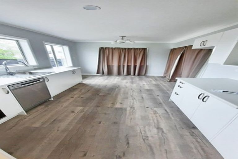 Photo of property in 15a Barbary Avenue, Kelston, Auckland, 0602