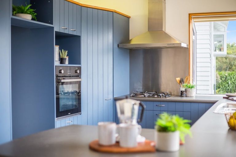 Photo of property in 15 Tainui Terrace, Tawa, Wellington, 5028