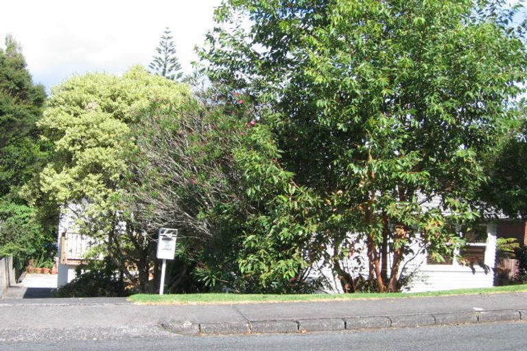 Photo of property in 136 Cliff View Drive, Green Bay, Auckland, 0604
