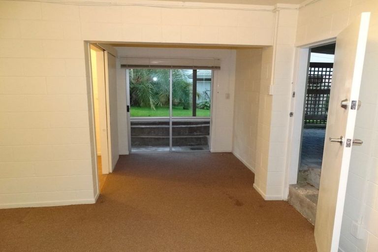 Photo of property in 28 Felgrove Street, Glendene, Auckland, 0602