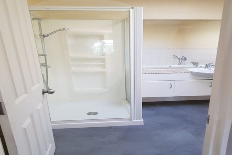 Photo of property in 3 Taroka Close, Pinehill, Auckland, 0632