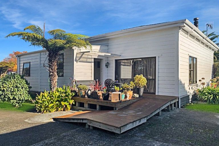Photo of property in 1 Allardice Street, Dannevirke, 4930