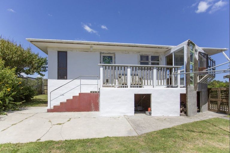 Photo of property in 32 Ripiro Drive, Baylys Beach, Dargaville, 0377