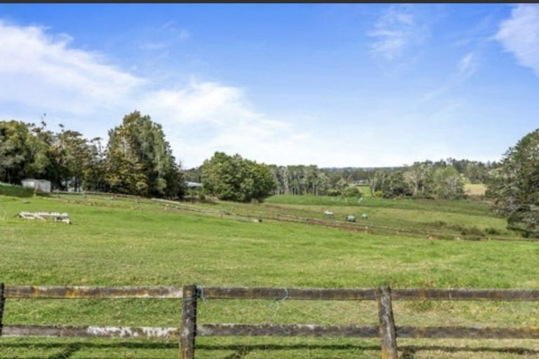 Photo of property in 49 Tawa Road, Kumeu, 0891