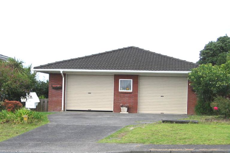 Photo of property in 37 Target Road, Totara Vale, Auckland, 0629