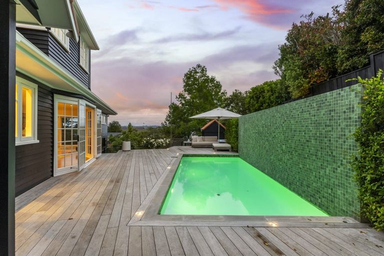 Photo of property in 16 Fenton Terrace, Cockle Bay, Auckland, 2014