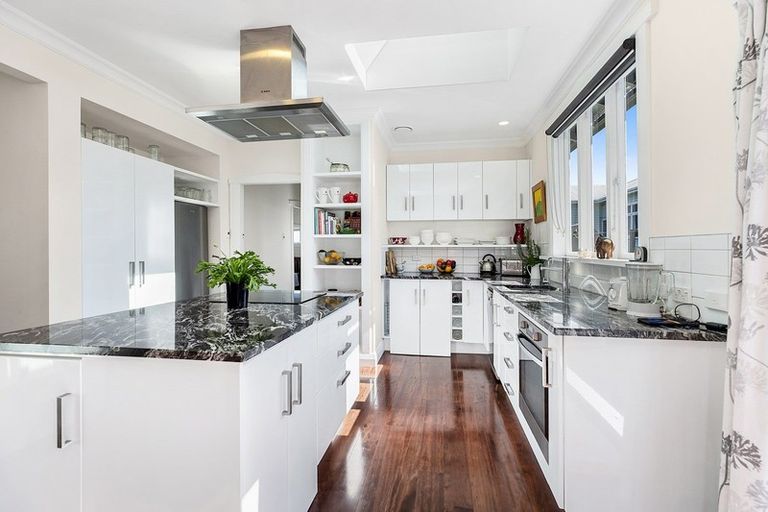 Photo of property in 3 Thames Street, Island Bay, Wellington, 6023