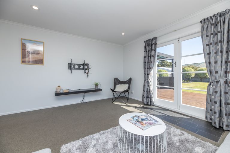 Photo of property in 12 Rosanna Place, Aranui, Christchurch, 8061