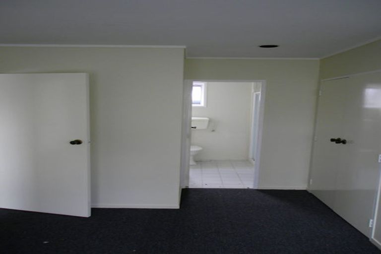 Photo of property in 2/21 Howard Road, Northcote, Auckland, 0627
