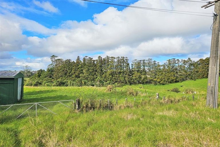 Photo of property in 19 Babich Road, Henderson Valley, Auckland, 0614