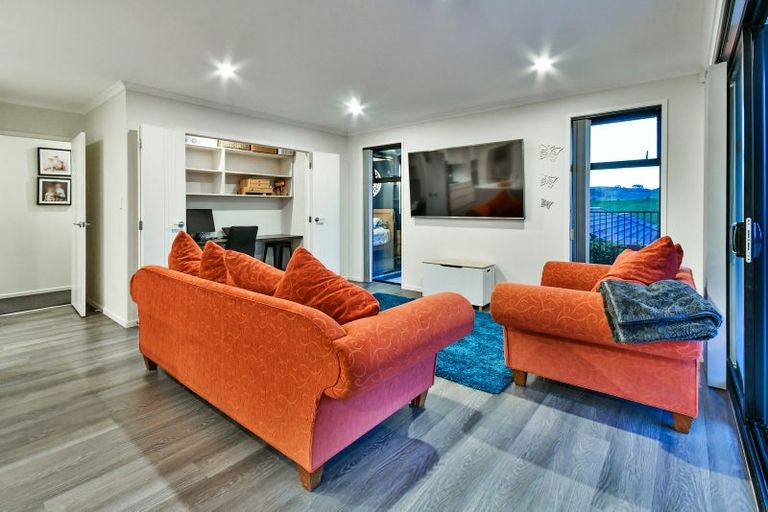 Photo of property in 16 James Elliot Way, Pokeno, 2402