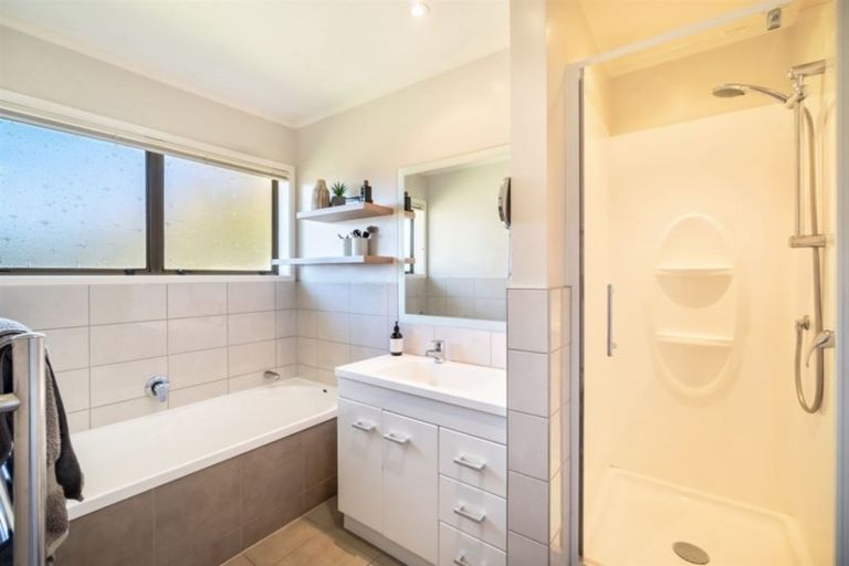 Photo of property in 10 Donzella Place, Conifer Grove, Takanini, 2112