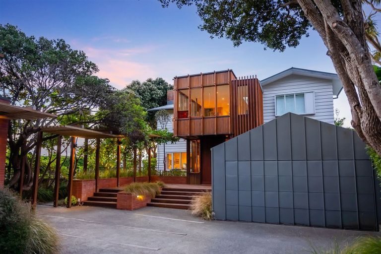 Photo of property in 432 Muritai Road, Eastbourne, Lower Hutt, 5013