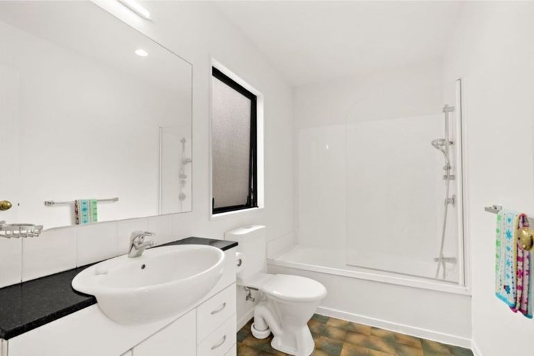 Photo of property in 15 Sun Place, Henderson, Auckland, 0612