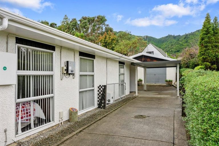 Photo of property in 35 Pehi Kupa Street, Waikanae, 5036