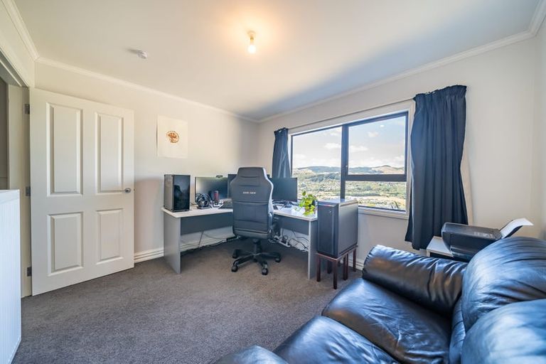 Photo of property in 11 Chastudon Place, Tawa, Wellington, 5028