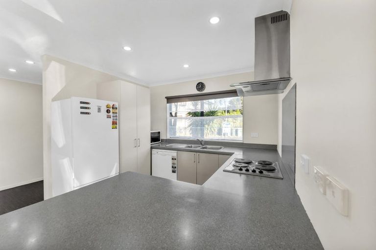 Photo of property in 7 Newfound Way, Glen Eden, Auckland, 0602