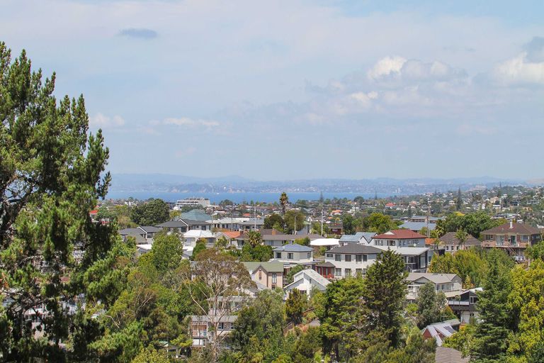 Photo of property in 1/272 Glamorgan Drive, Northcross, Auckland, 0630