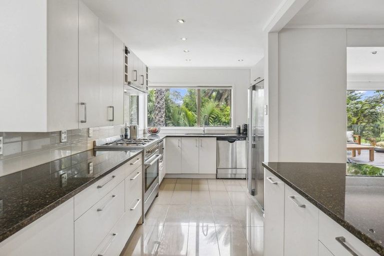 Photo of property in 2/946 Beach Road, Waiake, Auckland, 0630