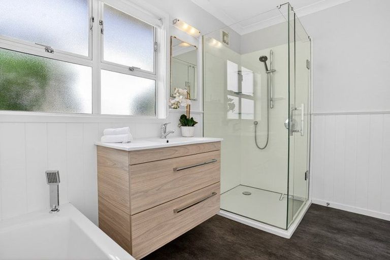 Photo of property in 15 Frieston Road, Milford, Auckland, 0620