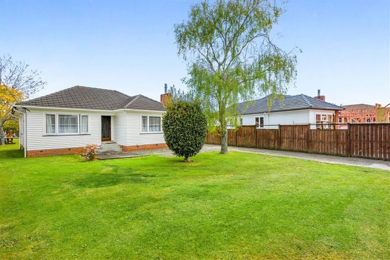 Photo of property in 52 Yeovil Road, Te Atatu Peninsula, Auckland, 0610