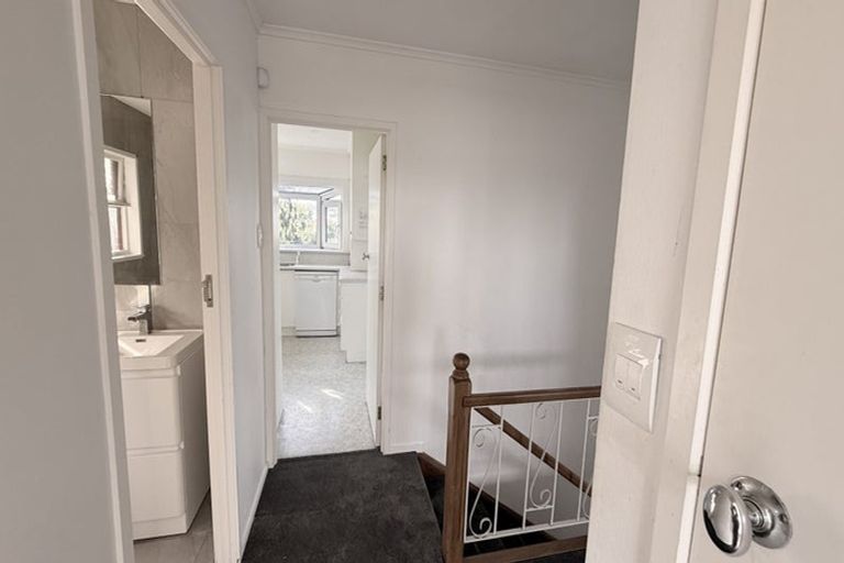 Photo of property in 1/166 East Coast Road, Forrest Hill, Auckland, 0620