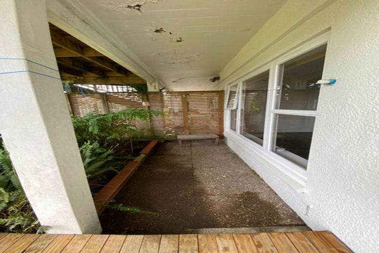 Photo of property in 6 Rewarewa Road, Te Atatu Peninsula, Auckland, 0610