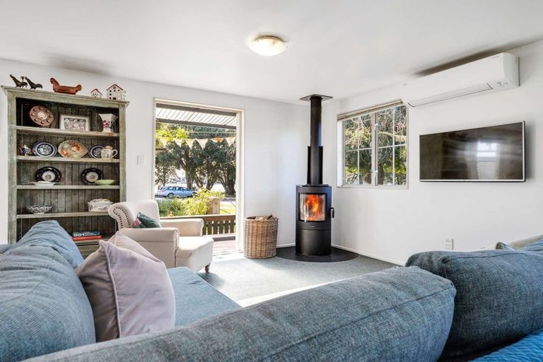 Photo of property in 16 Rangiwhea Road, Waiuku, 2123