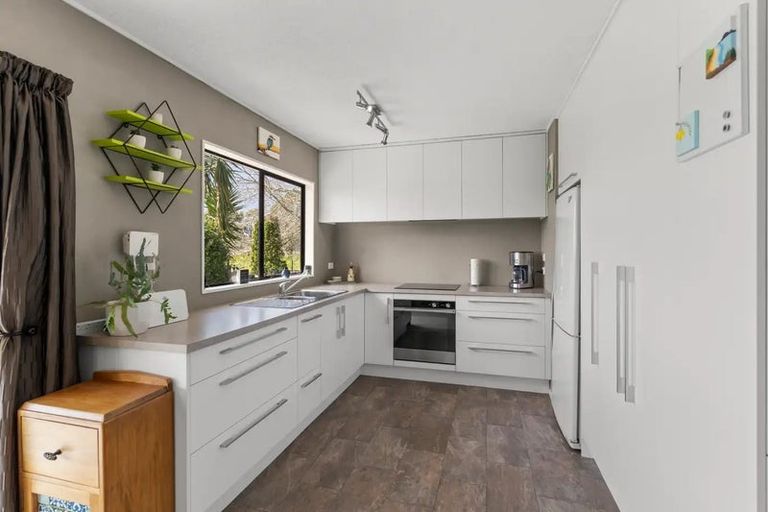 Photo of property in 22 Pukeroa Place, Papakura, 2110